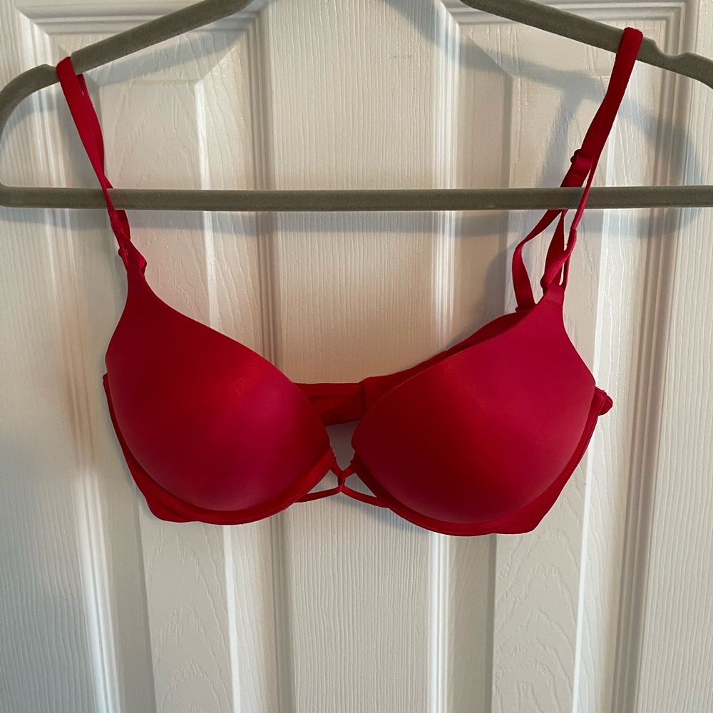 Victoria’s Secret Miraculous Plunge 36B bra